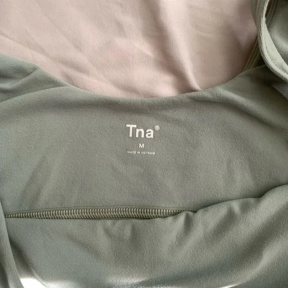 Aritzia TNA Workout tank - Picture 3 of 4
